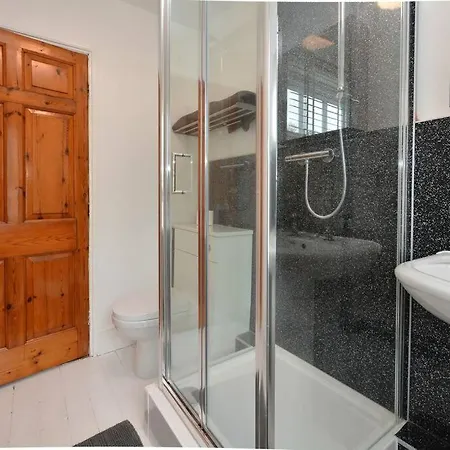 The Studio - 1 Free Private Parking Space - 60 Second Walk 2 Minster - Split Level Apartment York