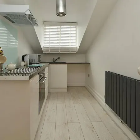 The Studio - 1 Free Private Parking Space - 60 Second Walk 2 Minster - Split Level
