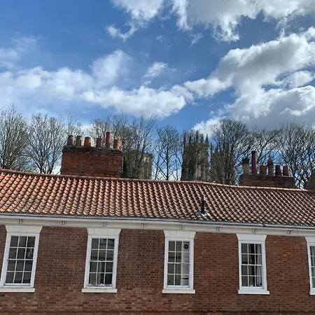 The Studio - 1 Free Private Parking Space - 60 Second Walk 2 Minster - Split Level
