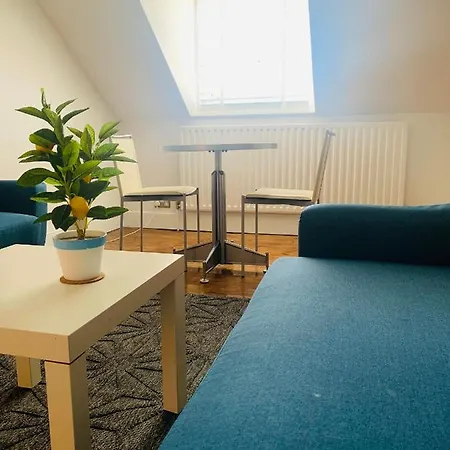 The Studio - 1 Free Private Parking Space - 60 Second Walk 2 Minster - Split Level Apartment