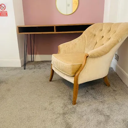 The Studio - 1 Free Private Parking Space - 60 Second Walk 2 Minster - Split Level * York